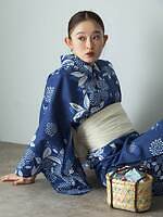 センスオブプレイス バイ アーバンリサーチ、花柄の“ワンピース型”浴衣セット＆レース鼻緒の下駄｜写真6