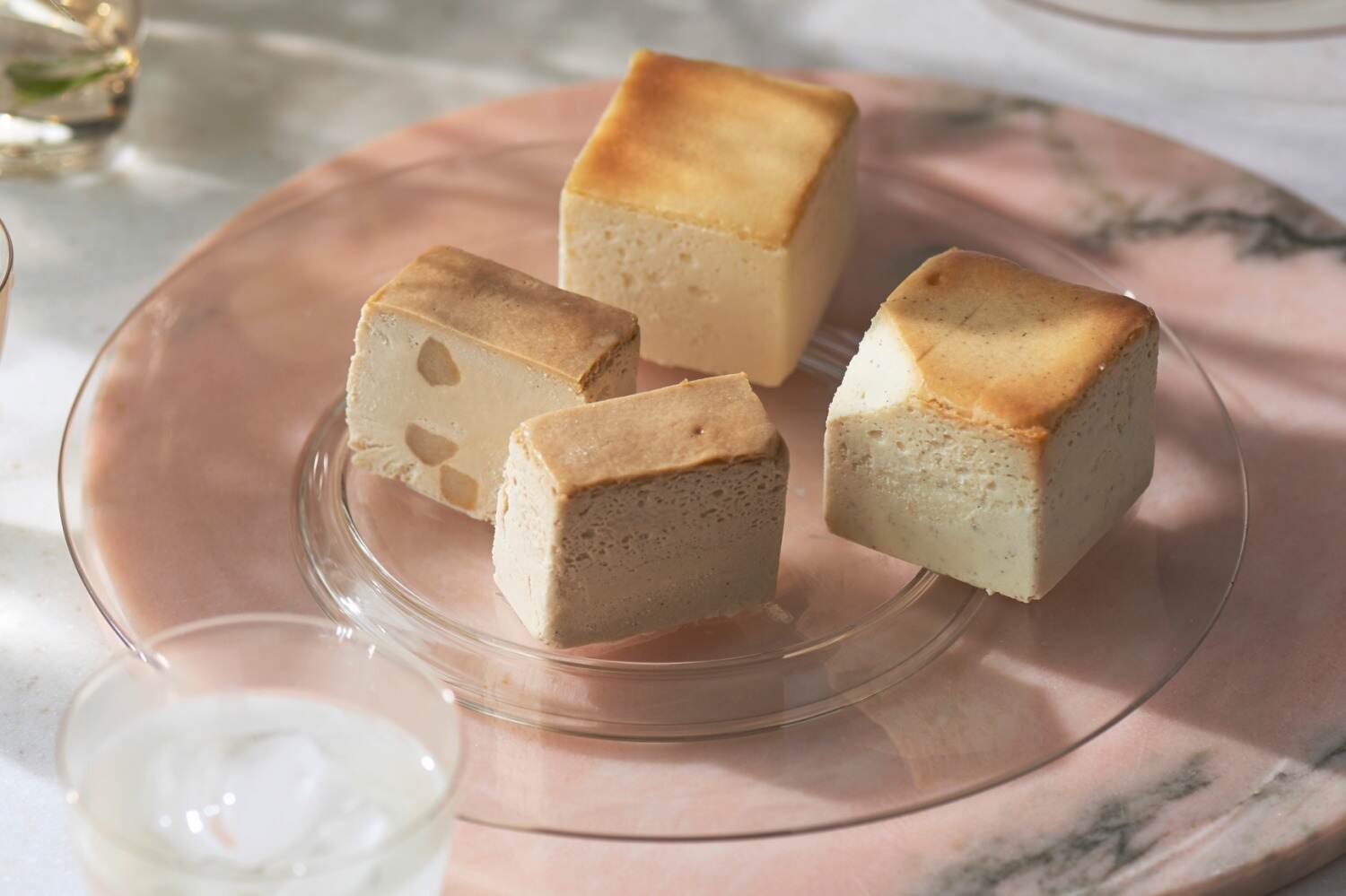 ジャスミンの香り｜ミスターチーズケーキ「桃×アールグレイ」の初夏フレーバー、バニラの甘み感じる爽やかな味わい