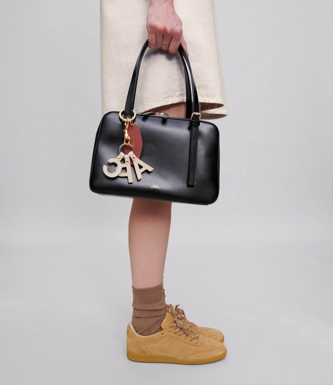 A.P.C.光沢レザーの横長ボックスバッグ、長さ調節可能なハンドル＆ストラップで3WAYに｜写真1