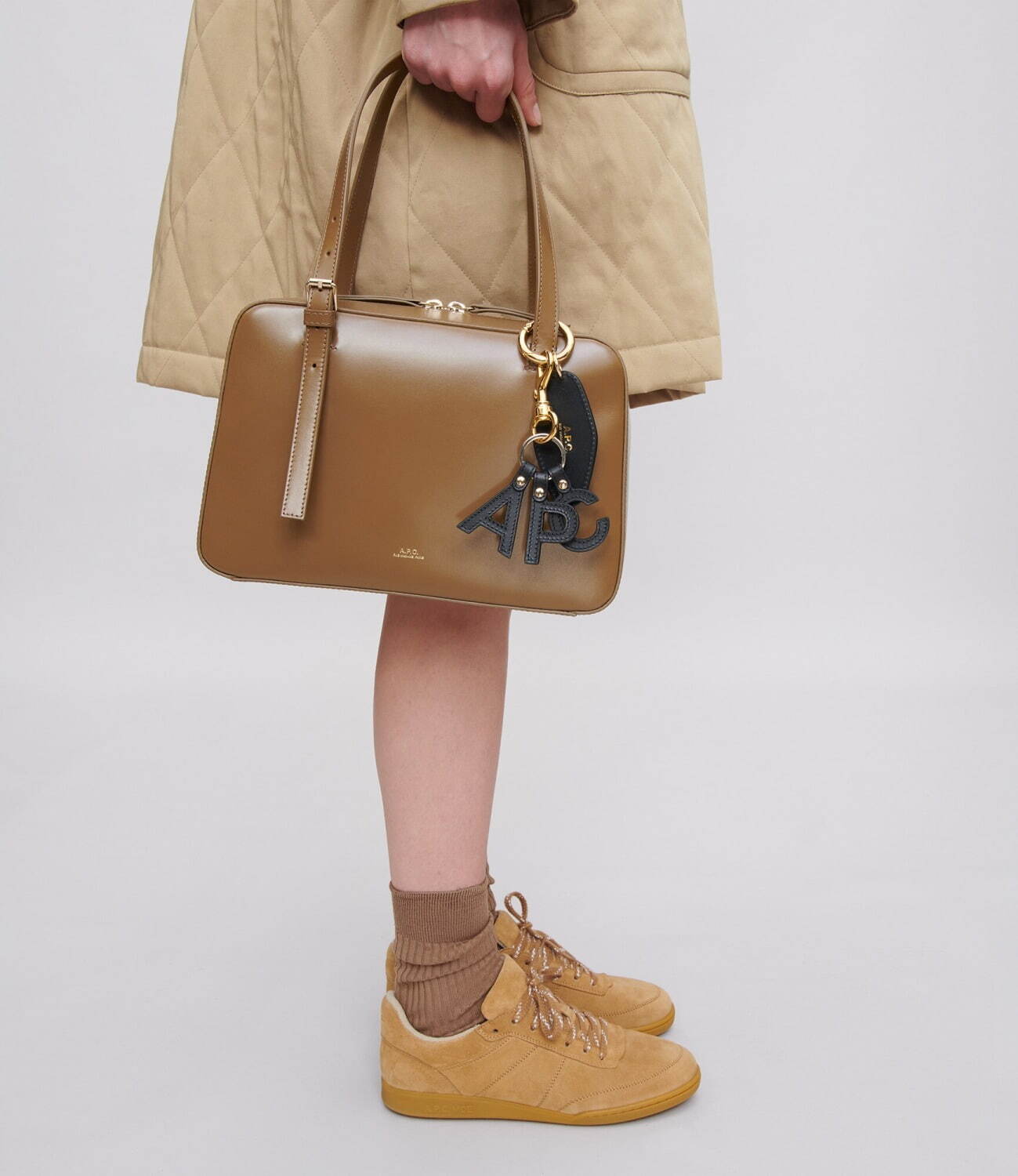 A.P.C.光沢レザーの横長ボックスバッグ、長さ調節可能なハンドル＆ストラップで3WAYに｜写真5