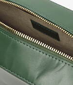 A.P.C.光沢レザーの横長ボックスバッグ、長さ調節可能なハンドル＆ストラップで3WAYに｜写真11