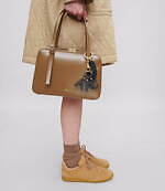 A.P.C.光沢レザーの横長ボックスバッグ、長さ調節可能なハンドル＆ストラップで3WAYに｜写真5