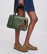 A.P.C.光沢レザーの横長ボックスバッグ、長さ調節可能なハンドル＆ストラップで3WAYに｜写真9