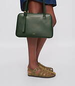 A.P.C.光沢レザーの横長ボックスバッグ、長さ調節可能なハンドル＆ストラップで3WAYに｜写真10