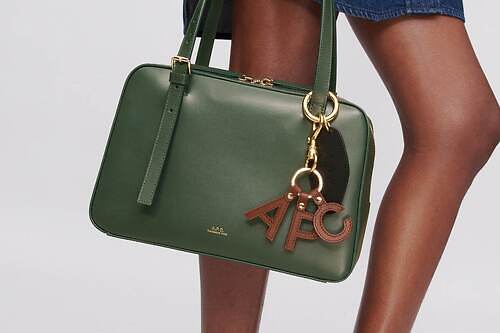 A.P.C.光沢レザーの横長ボックスバッグ、長さ調節可能なハンドル＆ストラップで3WAYに