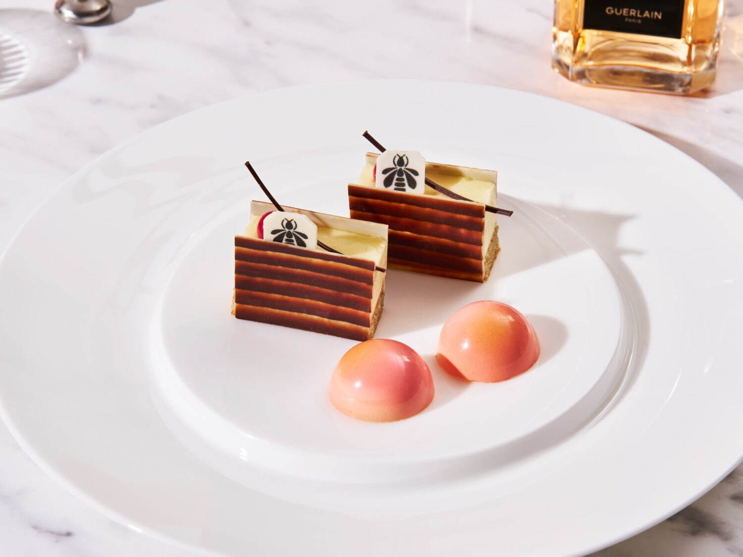 (上から)「バニラムースとジャスミンラムケーキ」、「ピーチと金木犀のチョコレート」