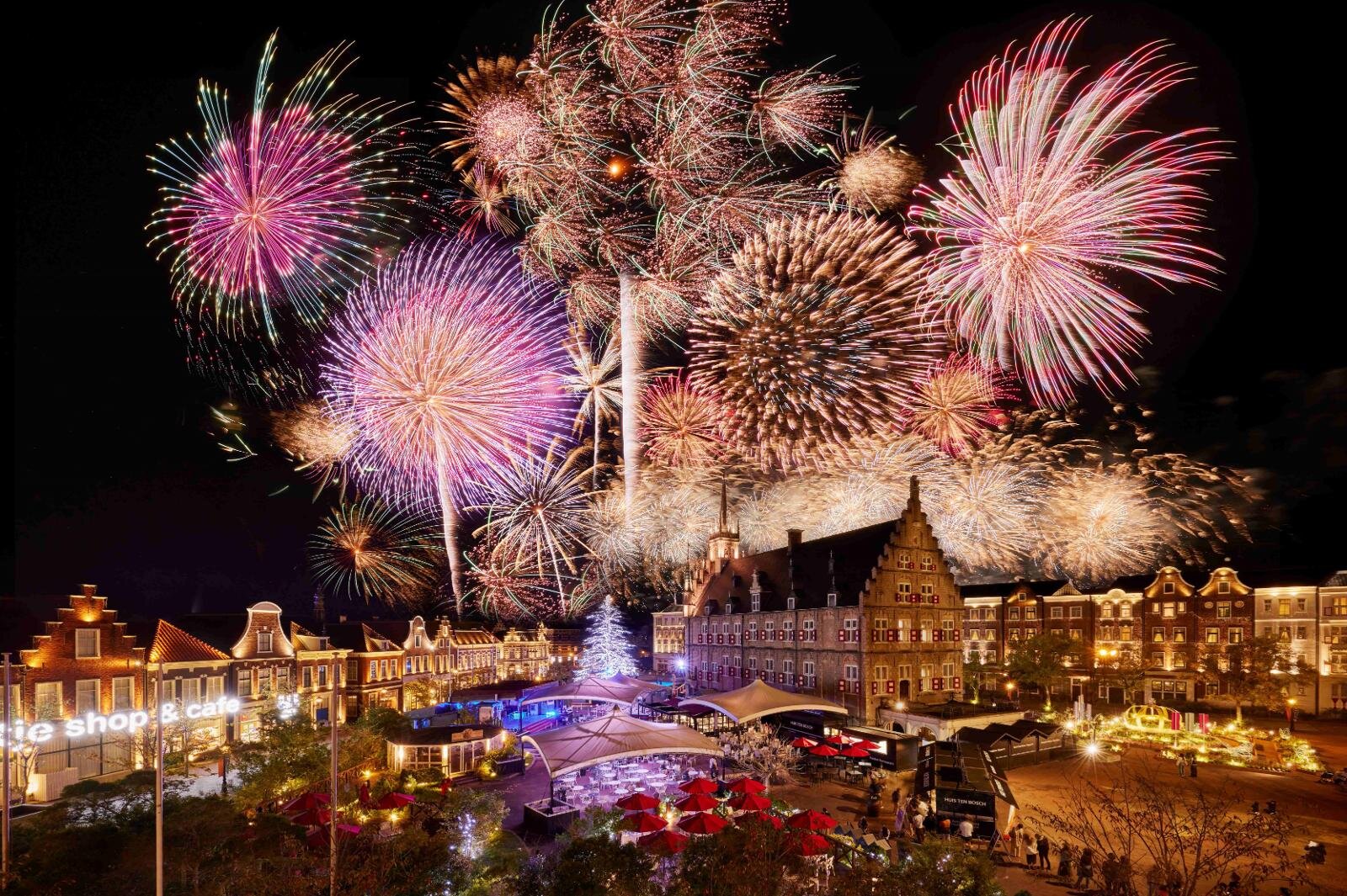 長崎ハウステンボスで「九州一 大花火まつり 2025」冬の夜空を彩る22,000発の花火|写真4