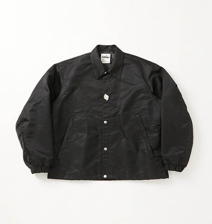 オールモストブラック×KREVAコラボ、ロゴ入りコーチジャケット