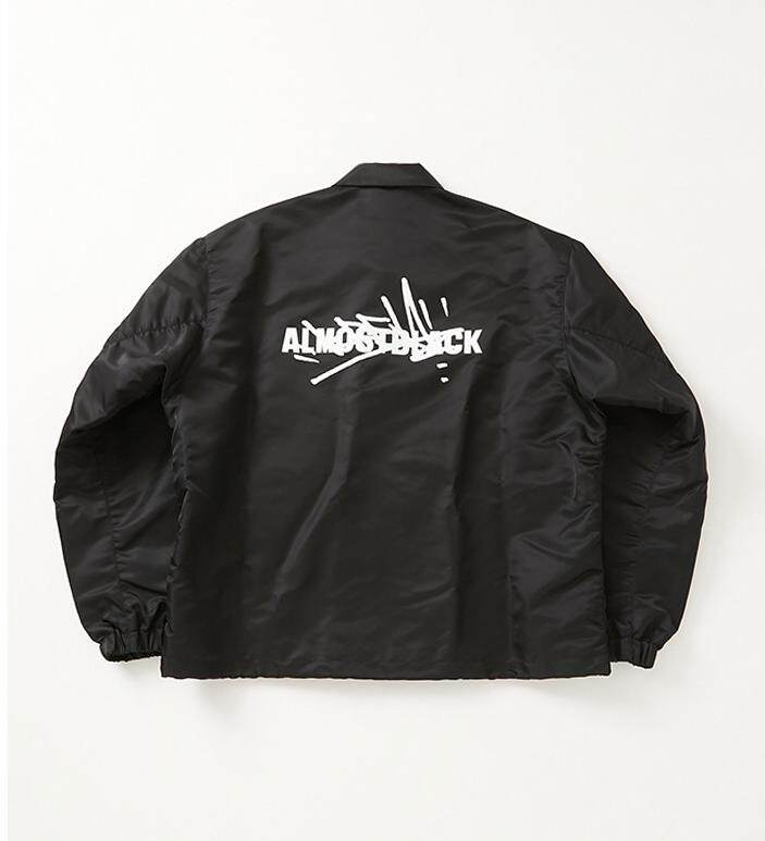 オールモストブラック×KREVAコラボ、ロゴ入りコーチジャケット