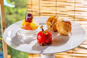 「夏祭りアフタヌーンティー」たこ焼き風シュークリーム、ストリングスホテル東京インターコンチネンタルで｜写真2