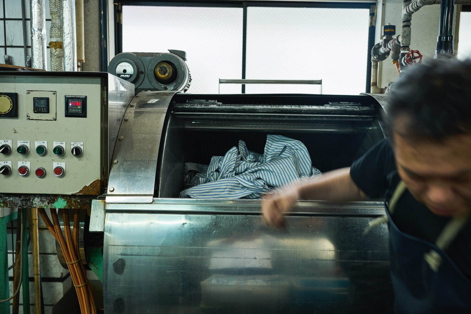 グラフペーパー“漆黒に浮かぶストライプ柄”ドレス＆シャツ、京都店限定で｜写真16