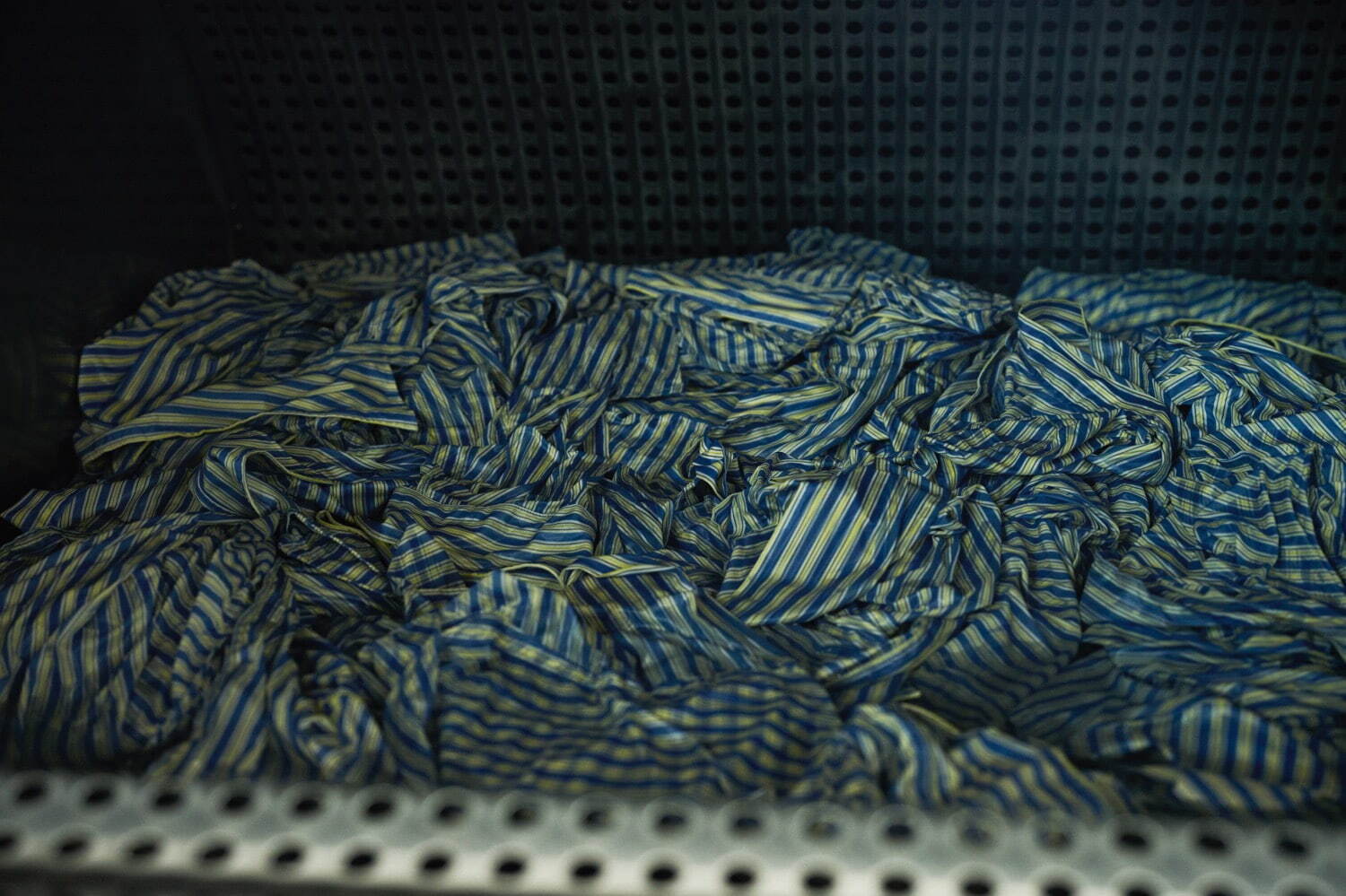 グラフペーパー“漆黒に浮かぶストライプ柄”ドレス＆シャツ、京都店限定で｜写真17