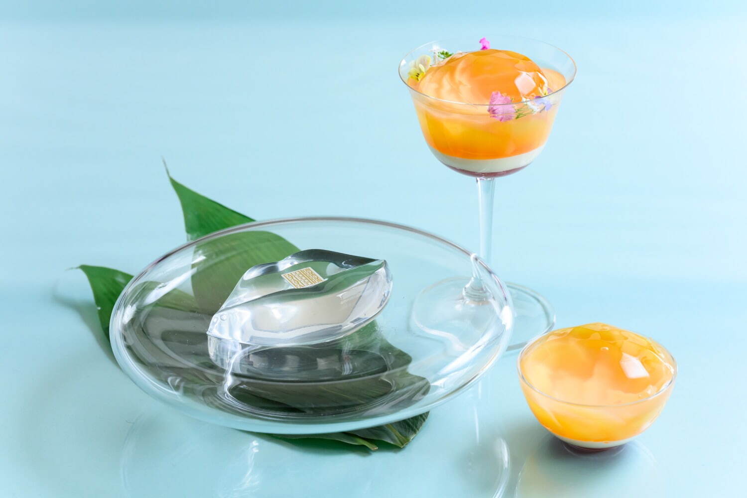 左から)ビズビズ 千年水 1,200円(小菓子3種付)／2,000円(ケーキセット)、桃の千年水パフェ 1,500円(単品)、桃の千年水ヴェリーヌ 680円 ※テイクアウトの場合は1時間まで