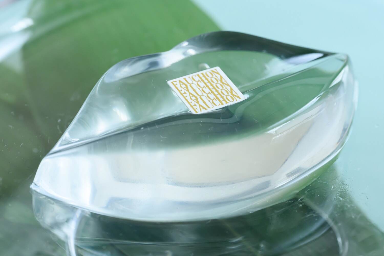 フォションホテル京都のリップ型スイーツが透明に！“ぷるぷる”食感の水餅「ビズビズ 千年水」