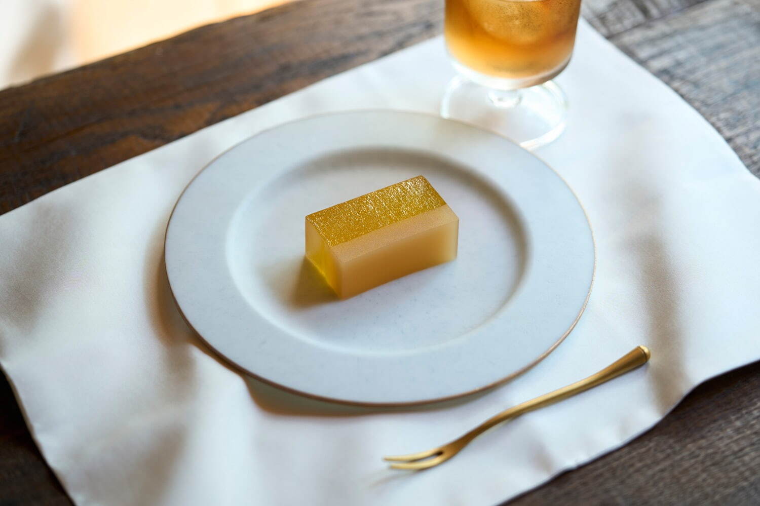 とらや25年夏限定和菓子、“西洋すもも”主役の羊羹＆ブランデー加えたあんペースト｜写真1