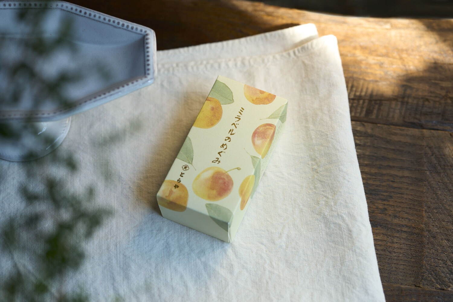 とらや25年夏限定和菓子、“西洋すもも”主役の羊羹＆ブランデー加えたあんペースト｜写真2