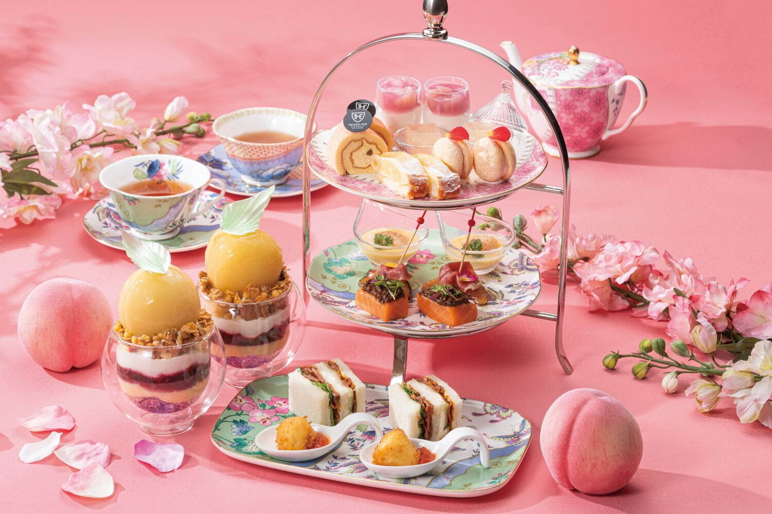 ホテルのアフタヌーンティー｜ザ ロイヤルパークホテル アイコニック 東京汐留のピーチアフタヌーンティー、丸ごと1玉の白桃パフェ