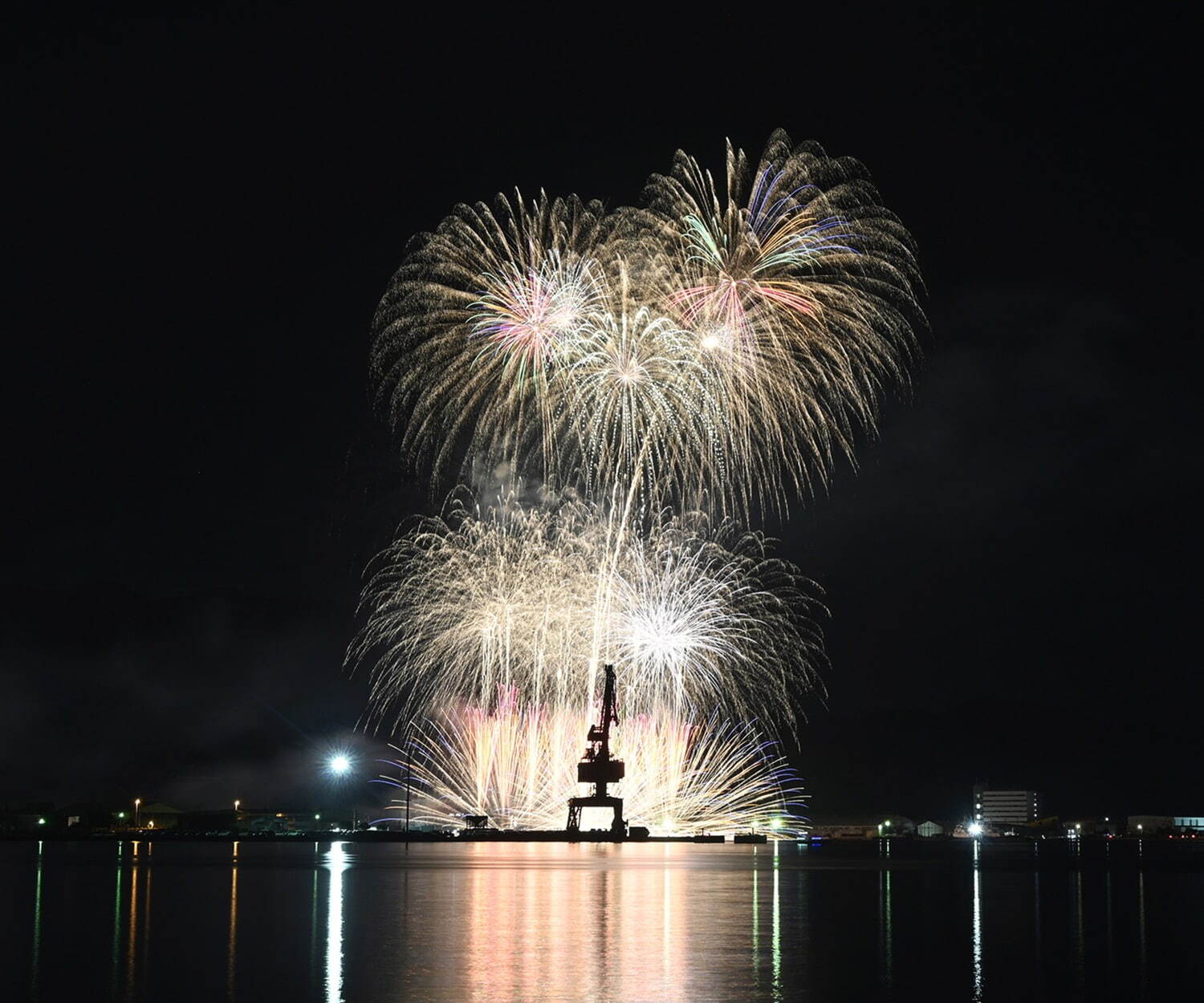 「みなと舞鶴ちゃった花火大会2025」京都・舞鶴市西地区海岸で、夏の夜空を彩る4,000発の花火｜写真2