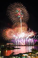 「みなと舞鶴ちゃった花火大会2025」京都・舞鶴市西地区海岸で、夏の夜空を彩る4,000発の花火｜写真1