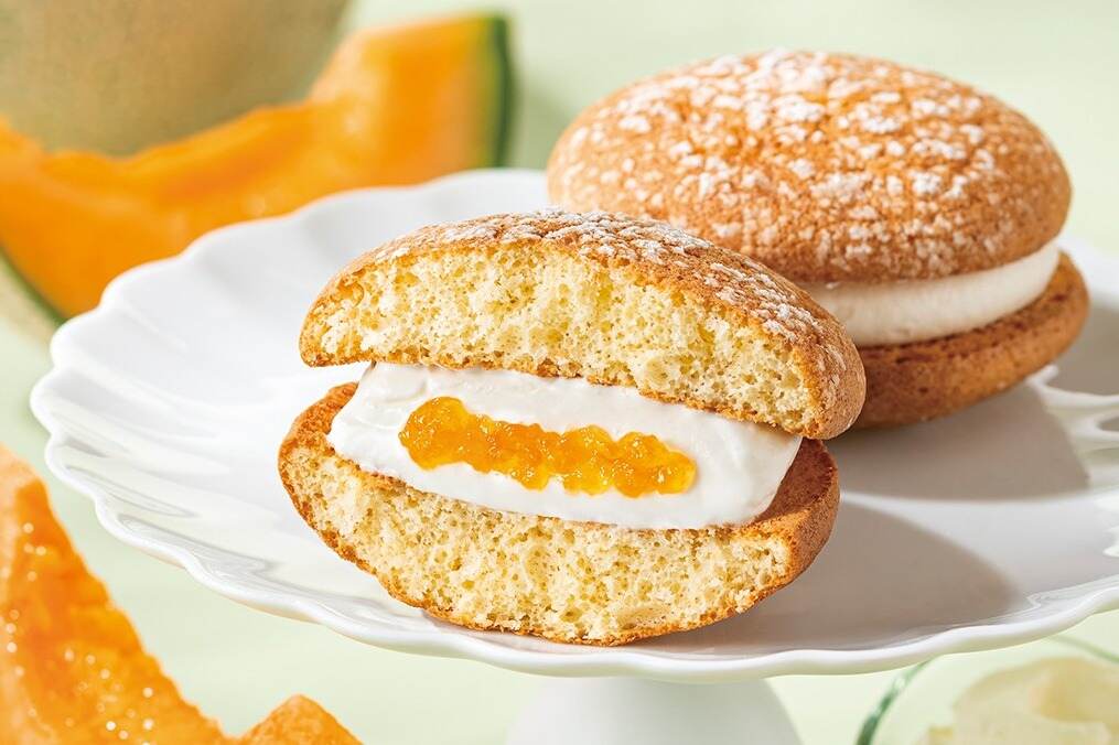 マスカルポーネチーズ｜赤肉メロンジュレ×濃厚マスカルポーネチーズクリームを“ふわふわ”生地でサンド「生ナボナ」亀屋万年堂