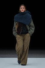 ヨーク 2025-26年秋冬コレクション - 光と影、わずかな違和感が生み出す夢幻的な美しさ｜写真13