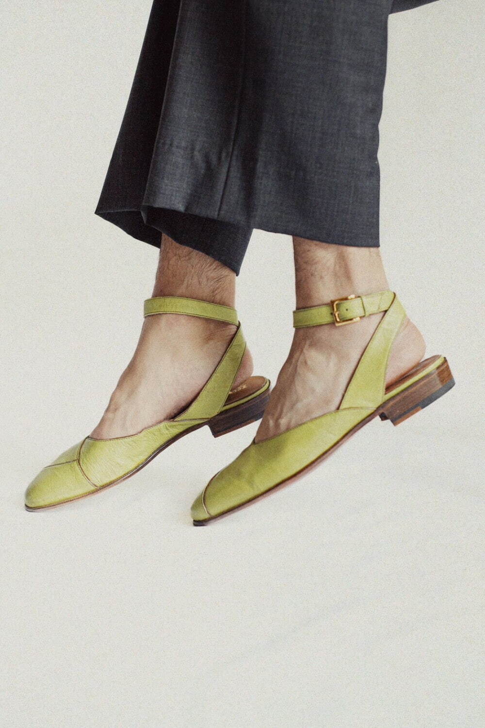 レユッカスのレショップ限定メンズレザーシューズ、“曲線切り替えアッパー”サンダルなど｜写真5