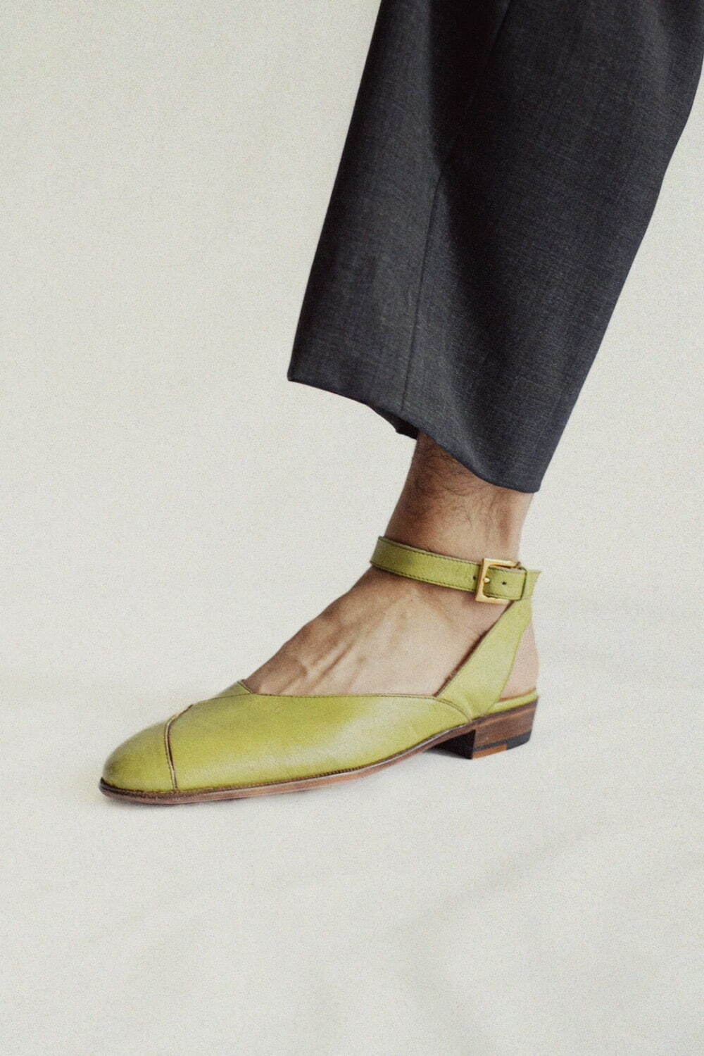 レユッカスのレショップ限定メンズレザーシューズ、“曲線切り替えアッパー”サンダルなど｜写真3