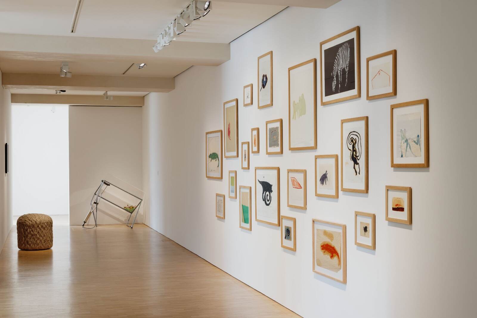 「体を成す からだをなす — フラック・グラン・ラルジュ 収蔵作品セレクション展」展示風景 銀座メゾンエルメス ル・フォーラム 2025年 © Nacása & Partners Inc./ Courtesy of Fondation d