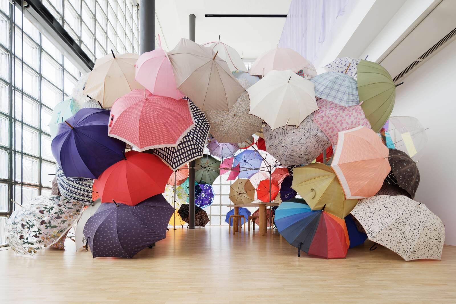 「体を成す からだをなす — フラック・グラン・ラルジュ 収蔵作品セレクション展」展示風景 銀座メゾンエルメス ル・フォーラム 2025年 © Nacása & Partners Inc./ Courtesy of Fondation d