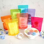 花屋が作る“バラ型”もちっと食感グミ、カラフルな花束風ギフトボックス＆虹色パウチ入りなど｜写真11