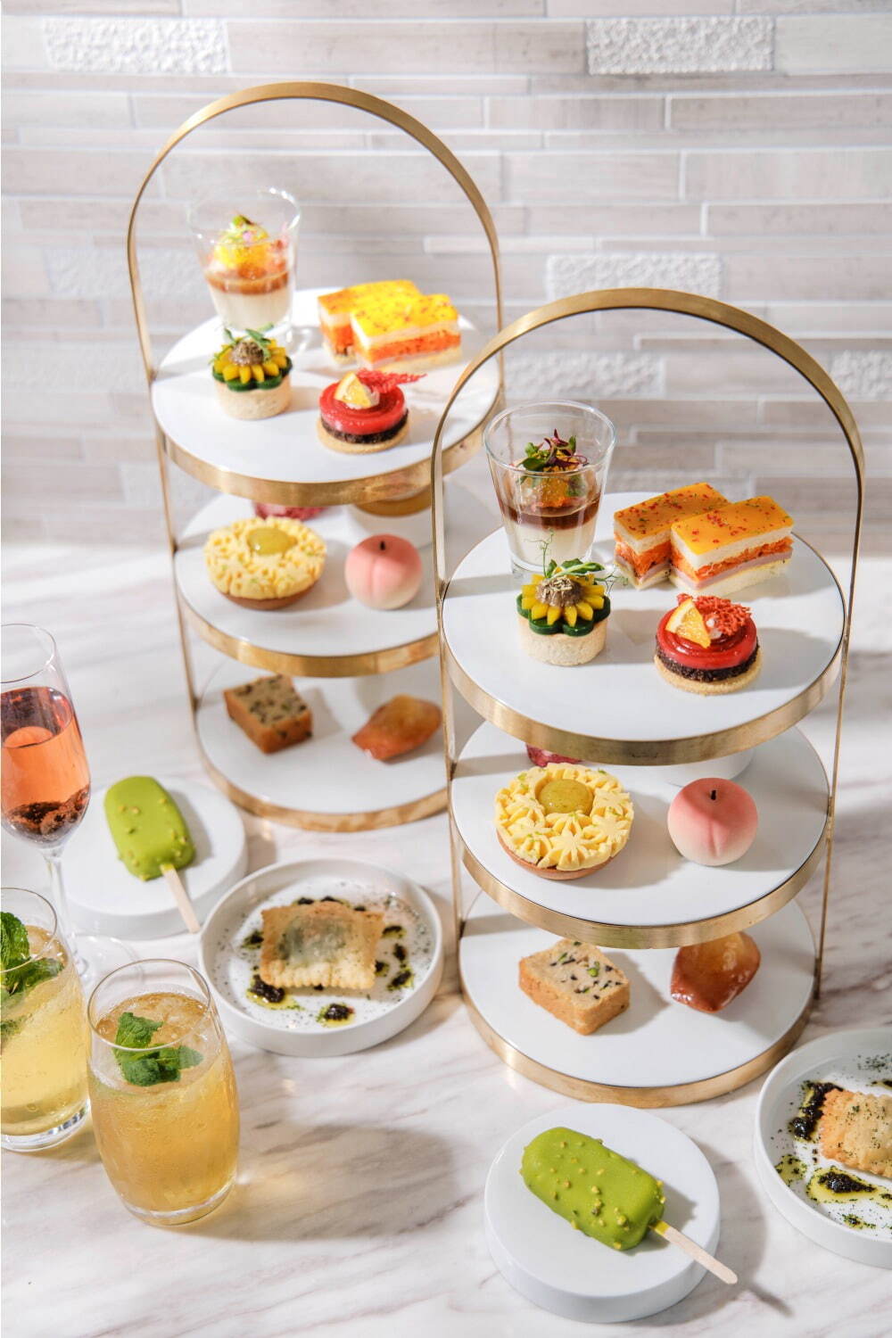 「フレンチリビエラアフタヌーンティー」
[平日] 11:00～13:00、13:30～15:30 8,800円
[平日] 16:00～18:00 7,800円
[週末・祝日] 9,800円