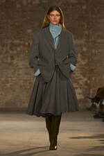 アミ パリス“ニュー・ブラック”のアウター＆ゆったりオーバーサイズのロングコート｜写真4