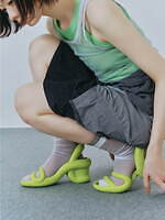 カンペールの25年夏サンダル、“ボール状”厚底ウィメンズシューズ＆スタッズ付きヴィブラムソール｜写真11