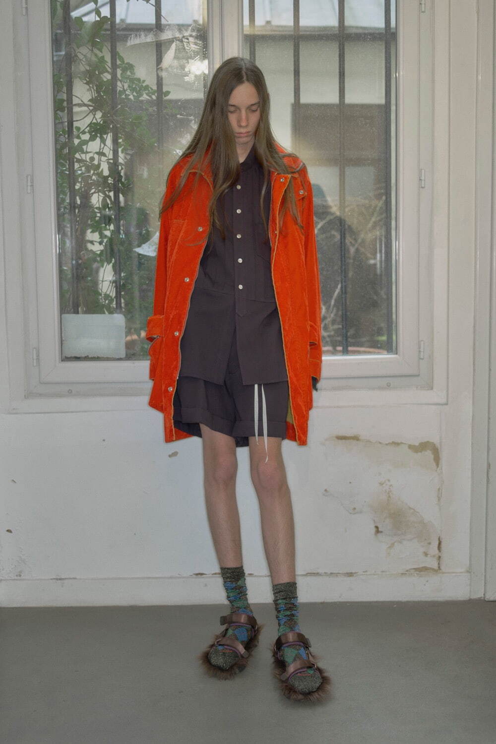 ベッドフォード×スイコックが初コラボ、“贅沢ファー”を敷き詰めたストラップサンダル｜写真7