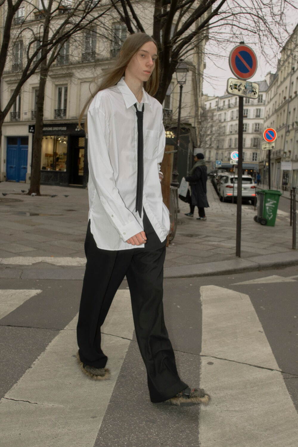 ベッドフォード×スイコックが初コラボ、“贅沢ファー”を敷き詰めたストラップサンダル｜写真8