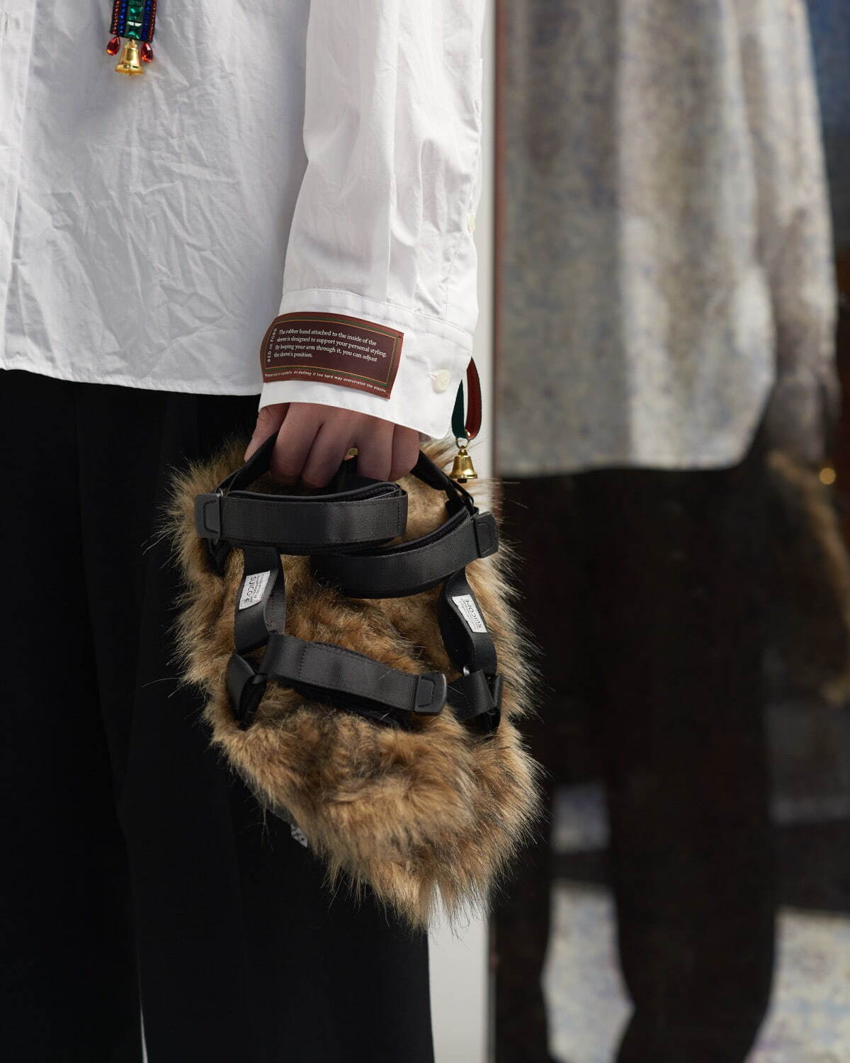 ベッドフォード×スイコックが初コラボ、“贅沢ファー”を敷き詰めたストラップサンダル｜写真5