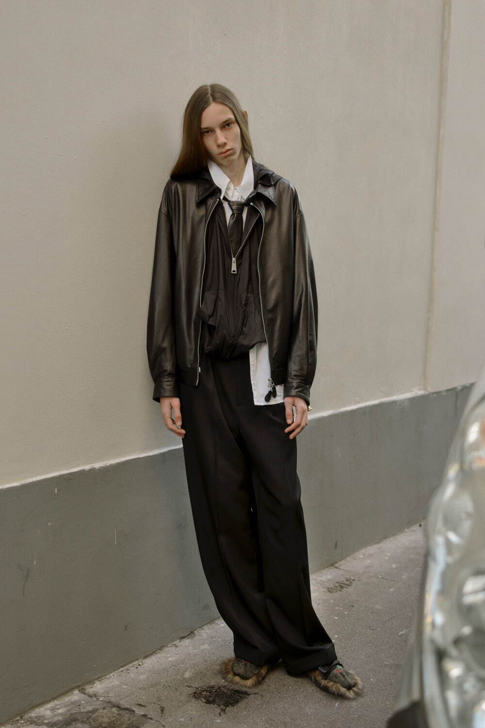 ベッドフォード×スイコックが初コラボ、“贅沢ファー”を敷き詰めたストラップサンダル｜写真9