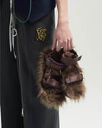 ベッドフォード×スイコックが初コラボ、“贅沢ファー”を敷き詰めたストラップサンダル｜写真4