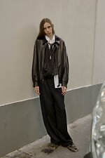 ベッドフォード×スイコックが初コラボ、“贅沢ファー”を敷き詰めたストラップサンダル｜写真9