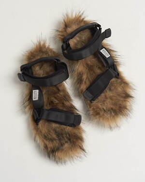 ベッドフォード×スイコックが初コラボ、“贅沢ファー”を敷き詰めたストラップサンダル｜写真3