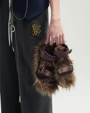 ベッドフォード×スイコックが初コラボ、“贅沢ファー”を敷き詰めたストラップサンダル｜写真4