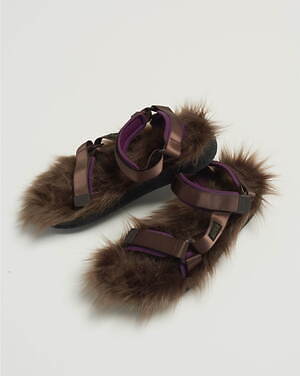 ベッドフォード×スイコックが初コラボ、“贅沢ファー”を敷き詰めたストラップサンダル｜写真1