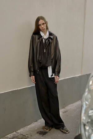 ベッドフォード×スイコックが初コラボ、“贅沢ファー”を敷き詰めたストラップサンダル｜写真9