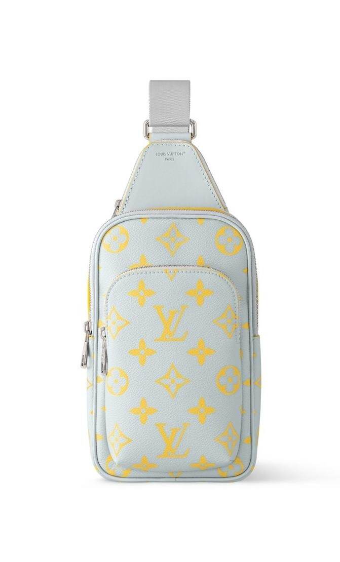 「アヴェニュー・スリングバッグ」 367,400円
サイズ：幅16×高さ33×マチ5.7cm