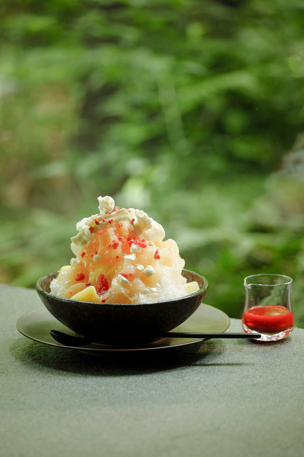アマン東京「森のかき氷」“シャンパーニュ香る”桃や抹茶×小豆の和フレーバーの大人デザート