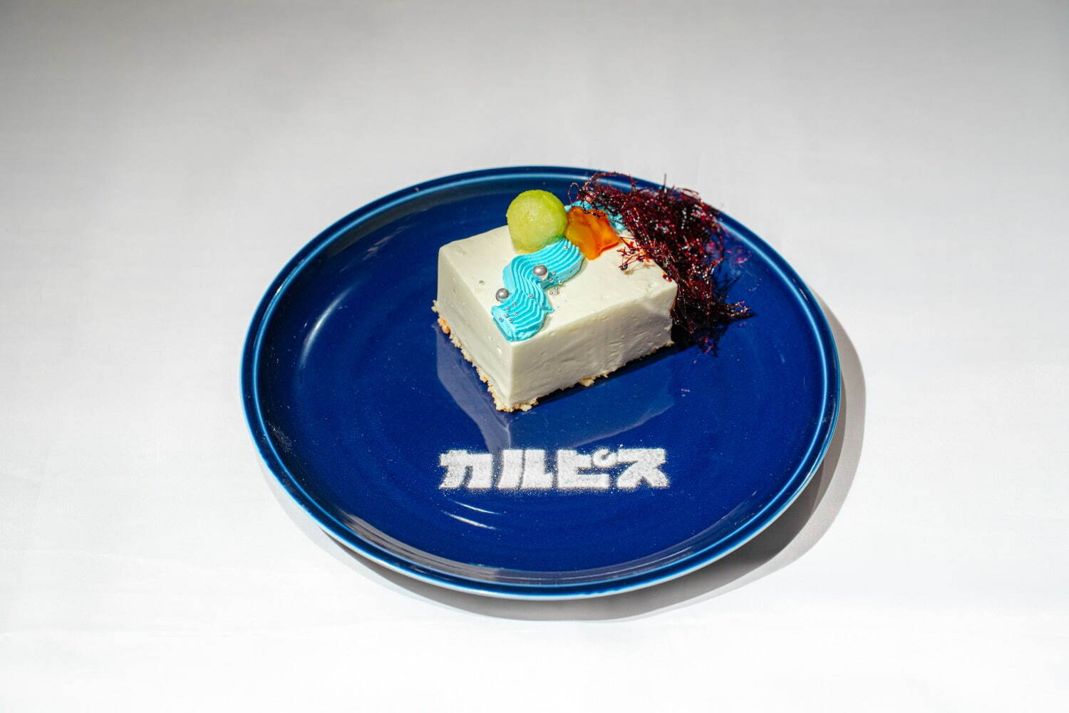 下北沢に「カルピス」七夕限定カフェ“織姫と彦星”着想ドリンク＆レアチーズケーキなど｜写真1