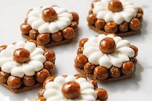 フランス伝統菓子「サントノレ」着想の六角形ケーキ、ル・ショコラ・アラン・デュカス 東京工房で