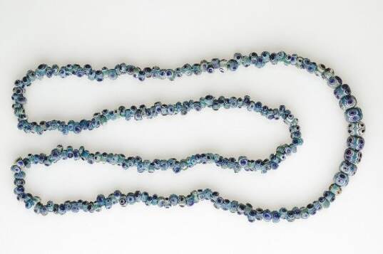 東洋美術｜“古代ガラスの歴史”辿る特別展、ガラスの首飾りや王侯貴族の食器が池袋・古代オリエント博物館に