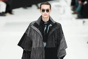 アイム メン「一枚の布」変形可能なジャケット、絣染めアウターやマットなスエード調コートも