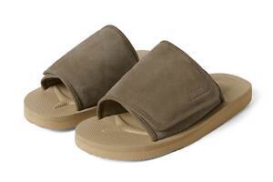 ディスイズネバーザット×スイコックのコラボサンダル、ベルクロ仕様のスエードアッパーに